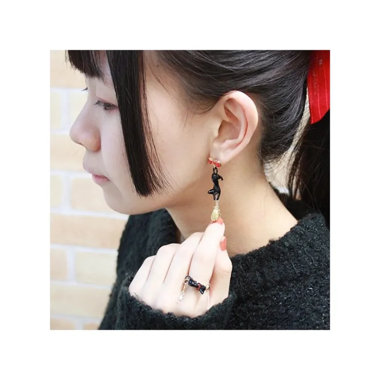 Maison Ghibli Boucles d’oreilles percées Jiji sur son balai - Kiki la petite Sorciè