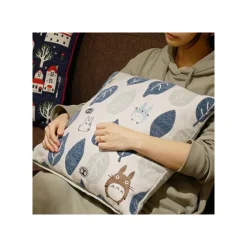 Maison Ghibli Coussin Totoro Feuilles Bleues et Vertes 45x45 cm - Mon Voisin Totoro