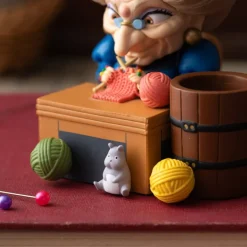 Maison Ghibli Figurine pot à crayon Yubaba tricote - Le Voyage de Chihiro