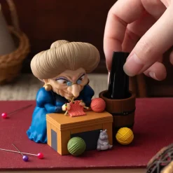 Maison Ghibli Figurine pot à crayon Yubaba tricote - Le Voyage de Chihiro