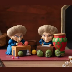 Maison Ghibli Figurine pot à crayon Yubaba tricote - Le Voyage de Chihiro