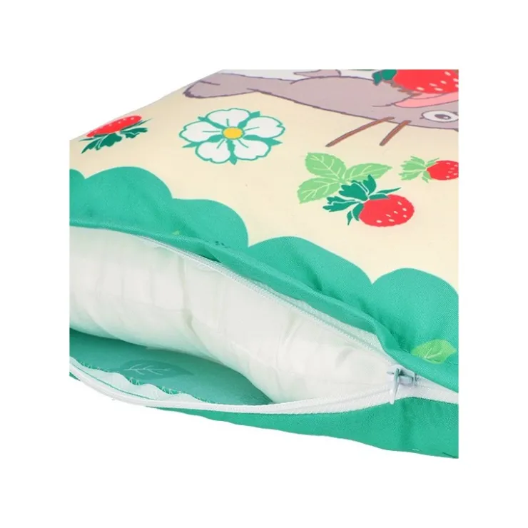Maison Ghibli Oreiller Totoro Fraises 28 x 39 cm - Mon Voisin Totoro